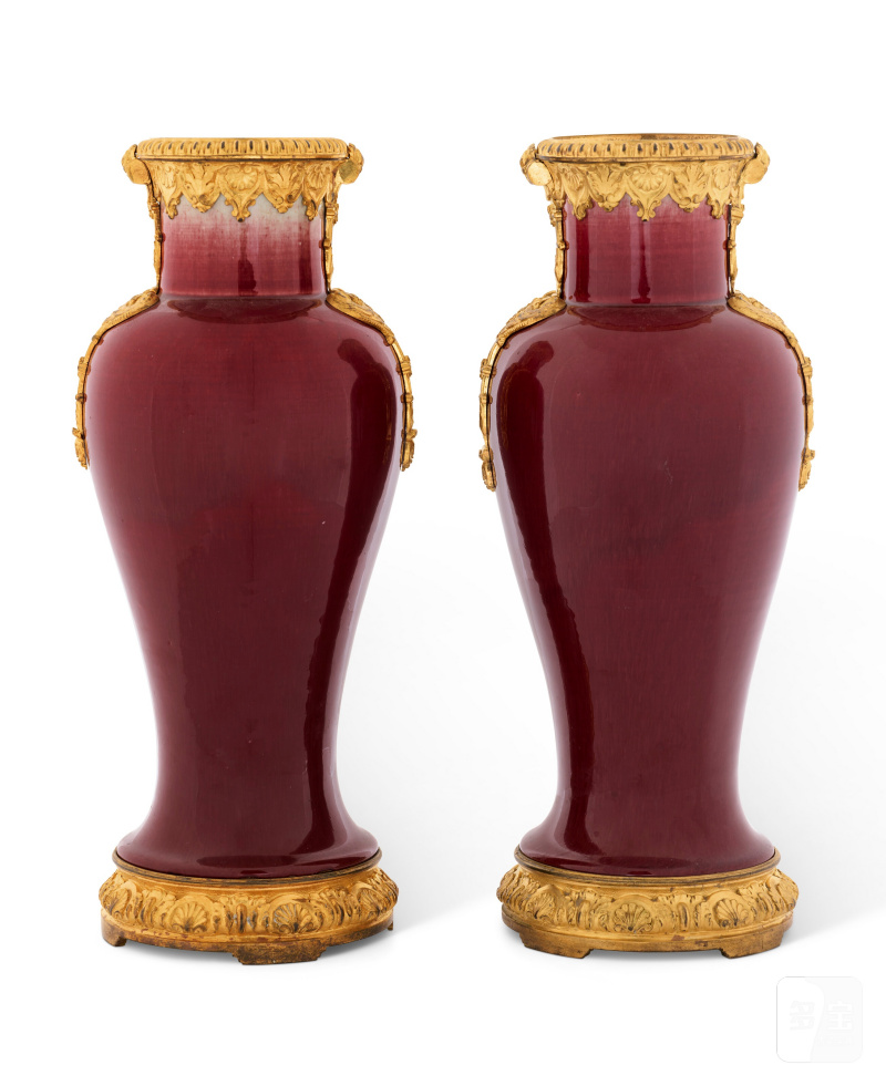 DEUX VASES EN PORCELAINE ÉMAILLÉE ROUGE MONTÉS EN BRONZE DORÉ  LA PORCELAINE: CHINE, DYNASTIE QING, ÉPOQUE KANGXI (1662-1722) - 图2